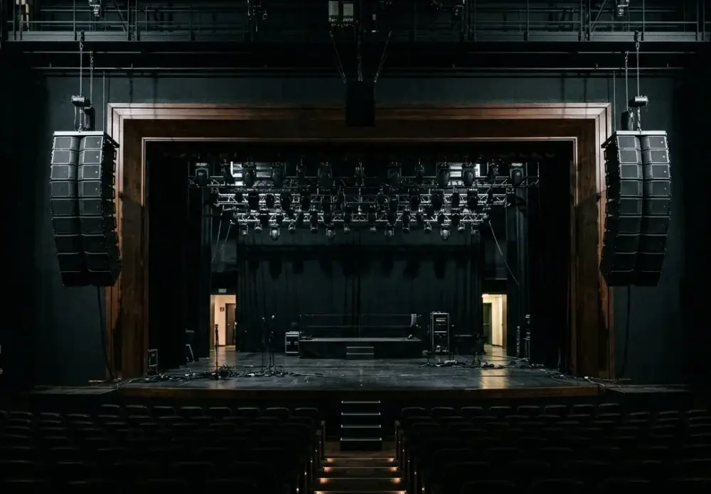 Instalación de sonido profesional en teatro